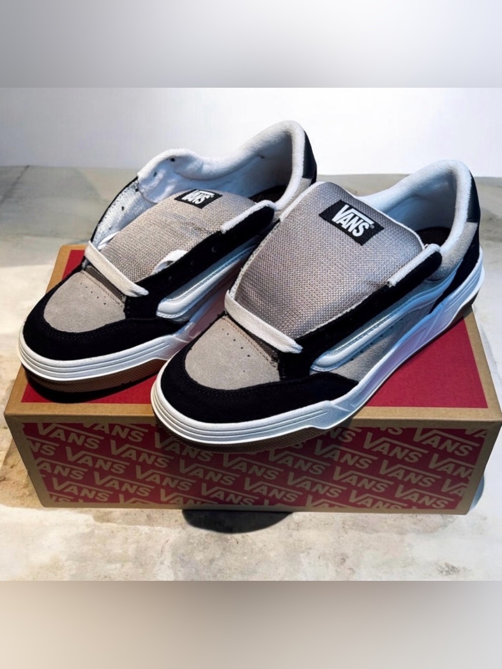 🆕 Vans Men's Black and White Sneakers